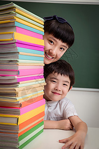小学生和教科书图片