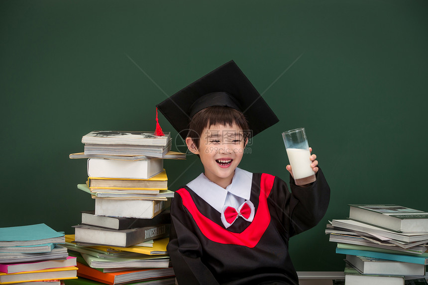 穿着学士服的小学男生图片