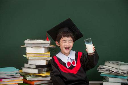 穿着学士服的小学男生图片