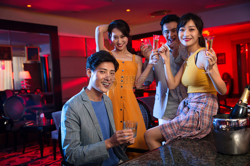 青年人在酒吧喝酒图片
