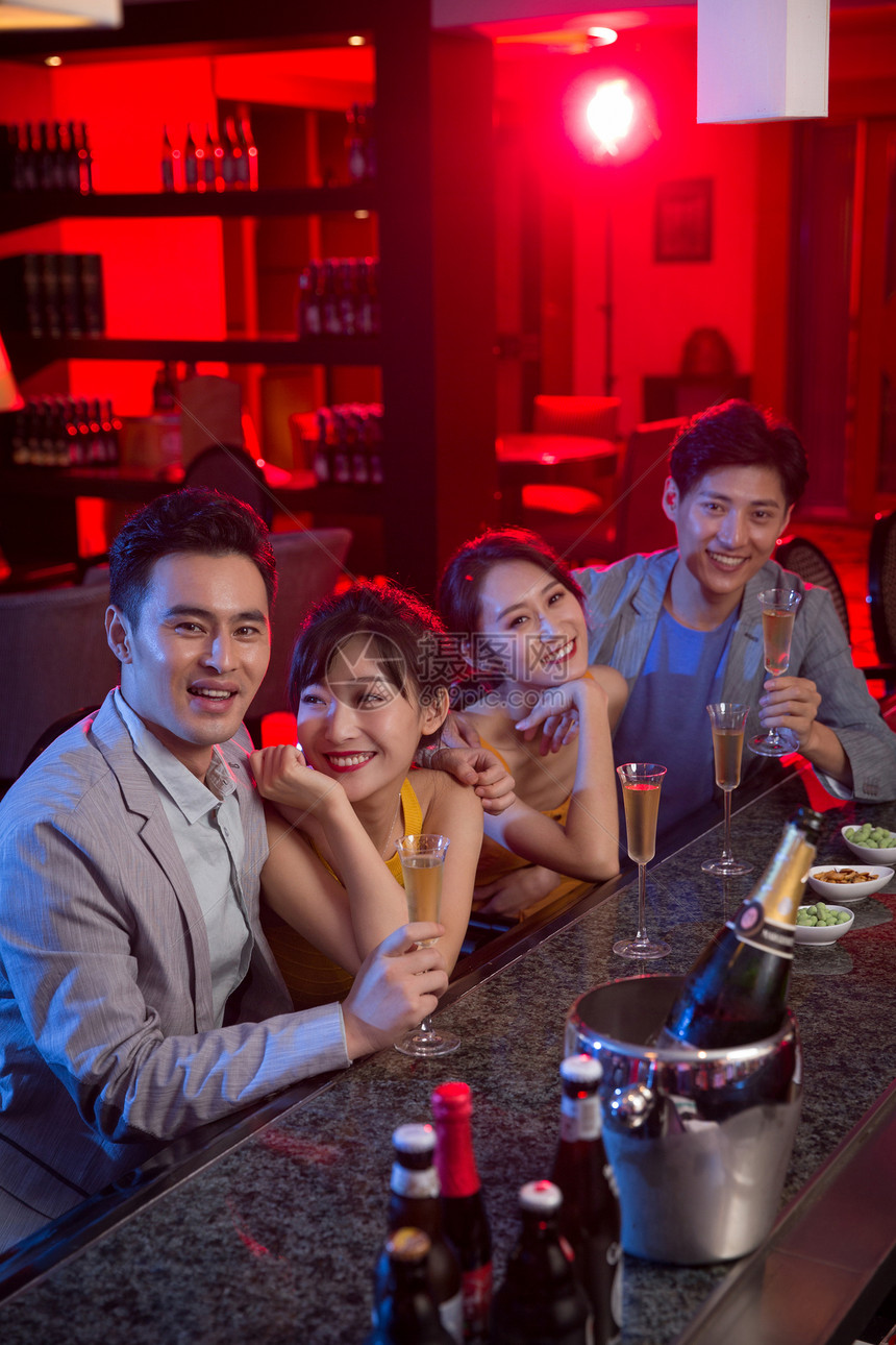 青年人在酒吧喝酒欢呼图片