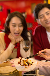 年轻人吃烤鸭高清图片