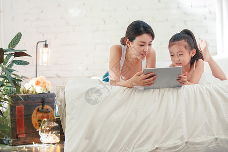 快乐的母女俩玩平板电脑高清图片