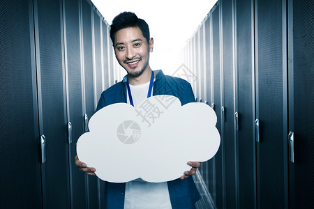 数据框技术人员在机房拿着一片云朵背景