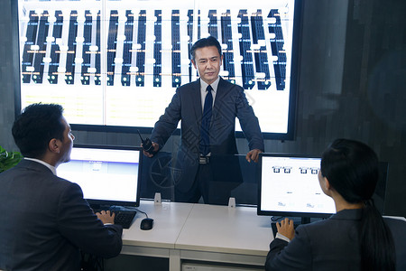 会议系统商务人士在监控室背景