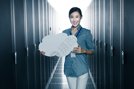 技术框技术人员在机房拿着一片云朵背景
