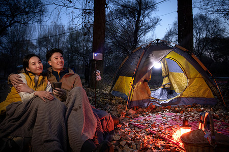 幸福的夫妇夜晚在野外露营图片