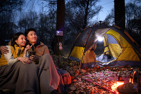 深林夜晚幸福夫妇夜晚在户外露营背景