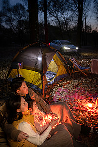 幸福家庭夜晚在野外露营图片