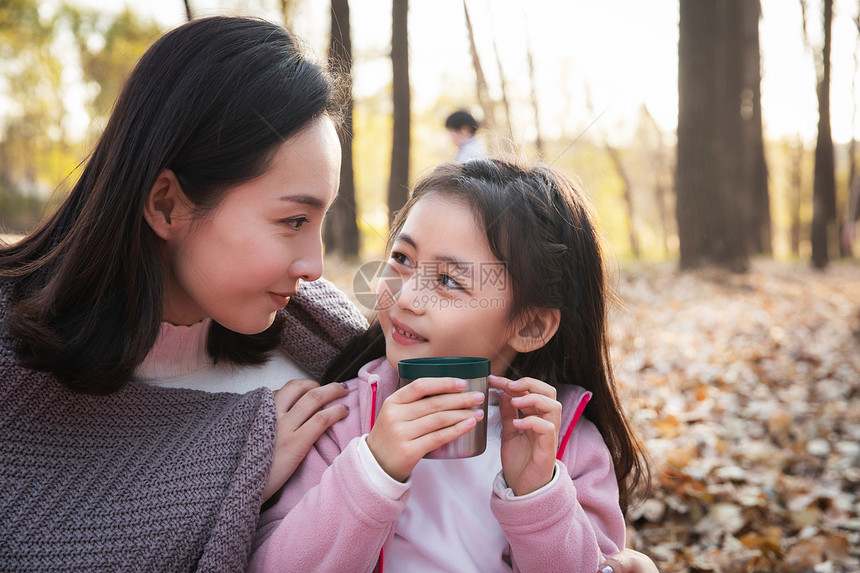 户外郊游幸福的母女图片