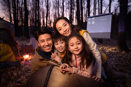 幸福家庭夜晚野外露营背景图片
