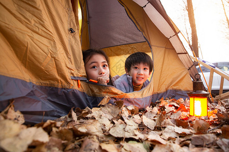 户外郊游帐篷里趴着的儿童图片