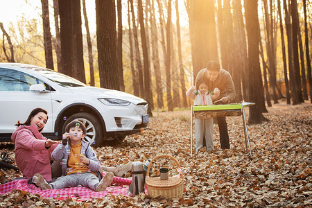 幸福家庭自驾在户外郊游野餐图片