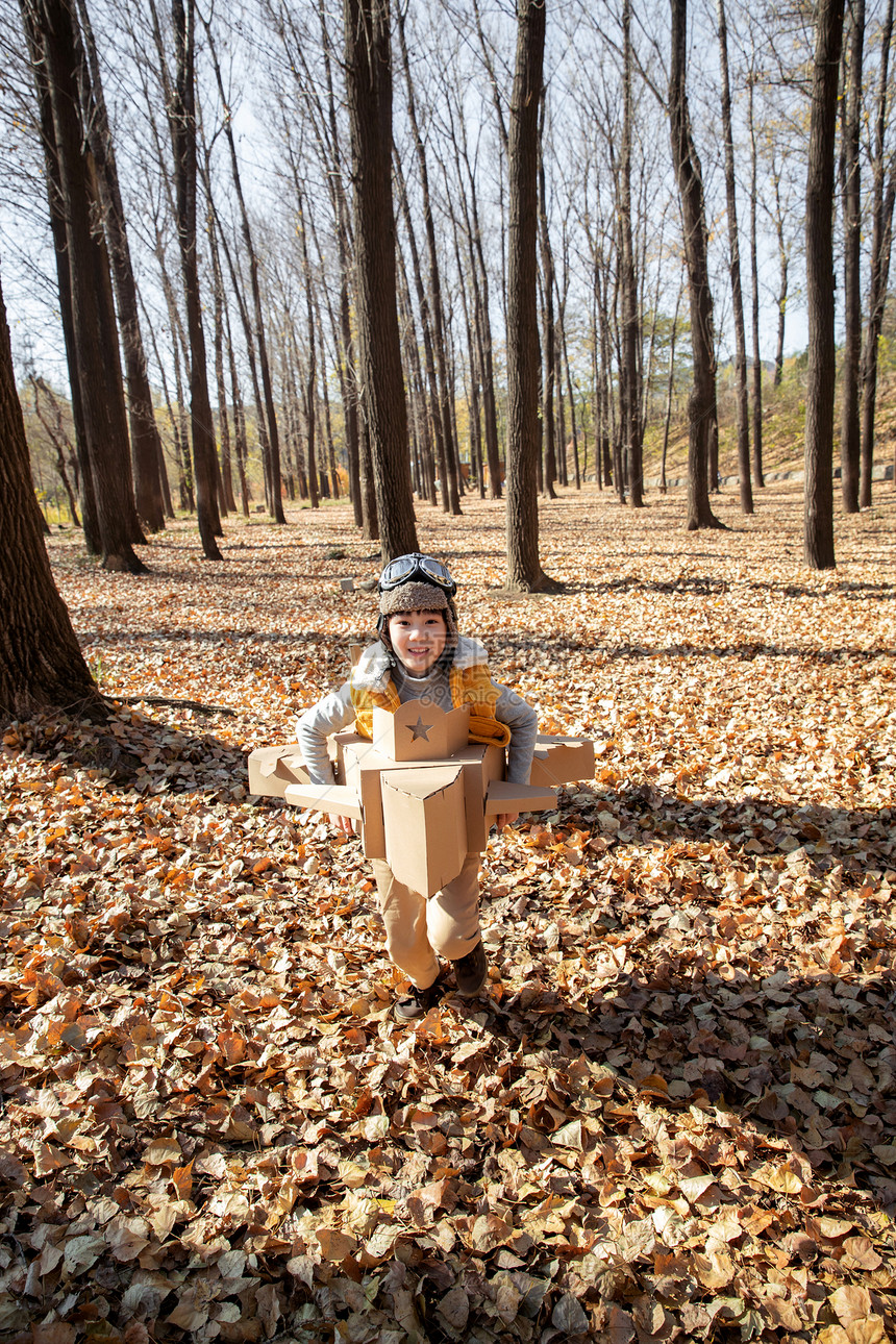 秋天快乐儿童在户外开纸飞机图片
