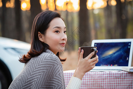 青年女人在户外享受生活图片