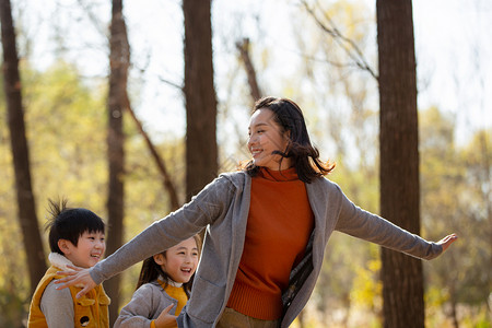 妈妈做糍粑快乐的母亲和孩子们在户外做游戏背景