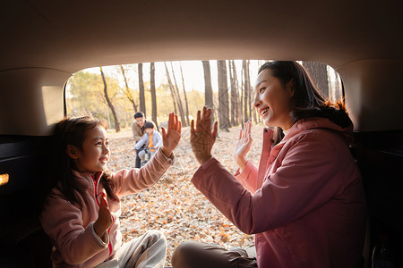 幸福母女在车中游戏快乐父子在学自行车高清图片