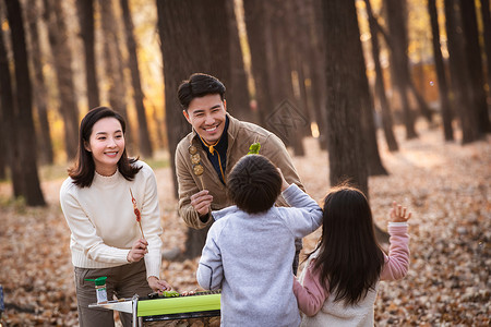 幸福家庭秋天在户外烧烤图片