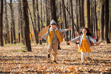 秋天快乐儿童在户外玩耍图片
