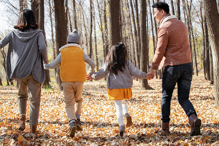 秋天幸福家庭在户外散步图片