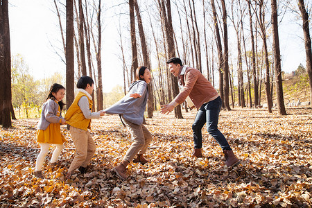秋天幸福家庭在户外做游戏图片