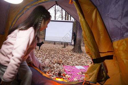 户外郊游帐篷里的小女孩图片