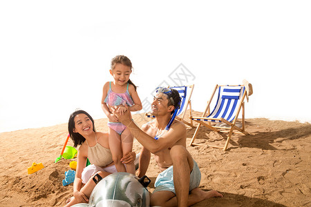 沙滩短裤幸福家庭在沙滩上玩耍背景