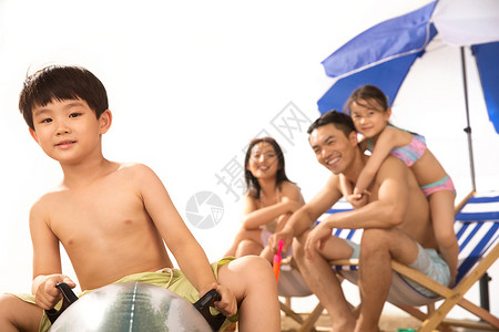 地球上的女孩幸福家庭在沙滩上玩耍背景