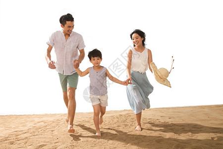 夫妇在白色上幸福家庭在沙滩上玩耍背景