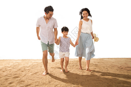 白色上的男人幸福家庭在沙滩上玩耍背景