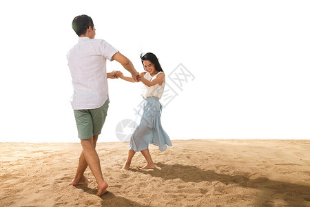 夫妇在白色上年轻情侣在沙滩上玩耍背景