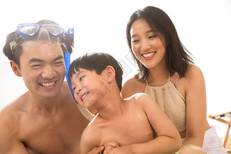 夏天游泳男人幸福家庭在沙滩上玩耍背景