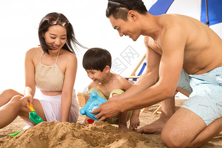 沙滩短裤幸福家庭在沙滩上玩耍背景
