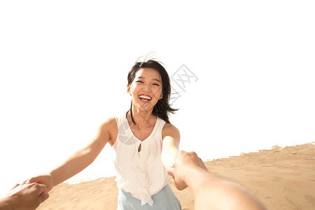 夫妇在白色上浪漫的年轻情侣在沙滩上玩耍背景