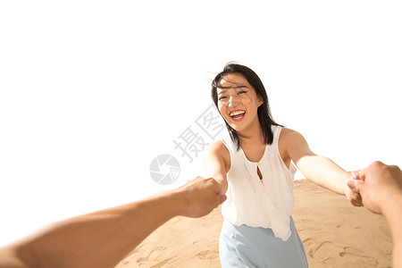 夫妇在白色上浪漫的年轻情侣在沙滩上玩耍背景