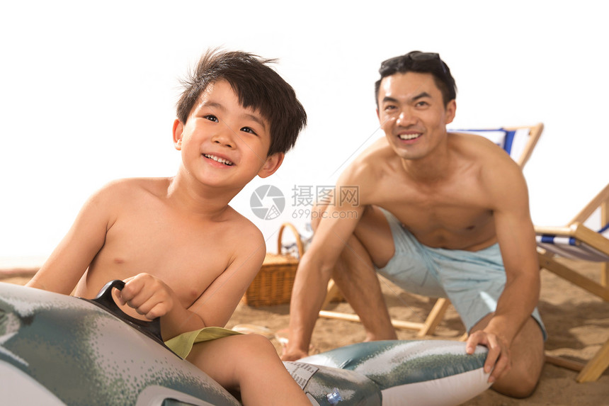 父亲和儿子在沙滩上玩耍图片