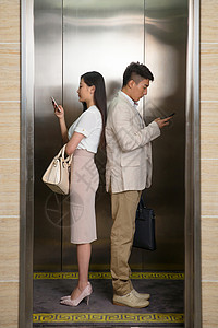 人际关手提包商务青年男女乘电梯背景