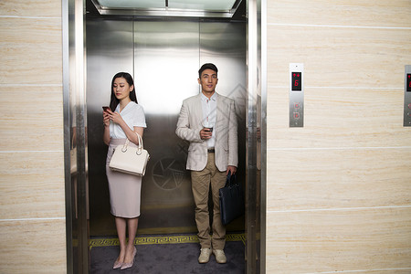 人际关手提包商务青年男女乘电梯背景