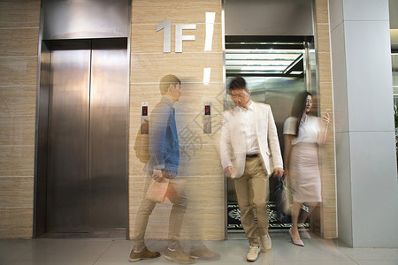 商务男女乘电梯图片