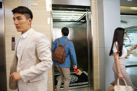 忙碌的早晨商务男女乘电梯背景