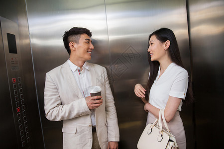 商务青年男女乘电梯高清图片