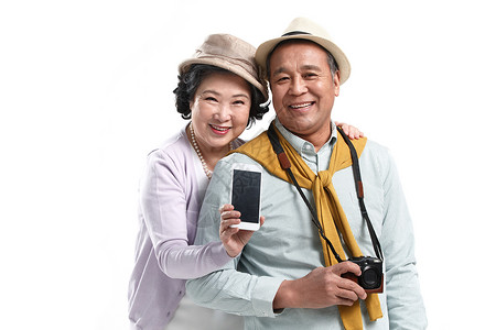 老年夫妇展示手机图片