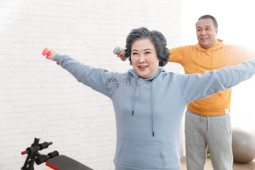 老年夫妇健身运动图片