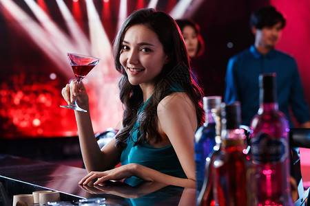 青年女人在酒吧喝酒聚会高清图片素材
