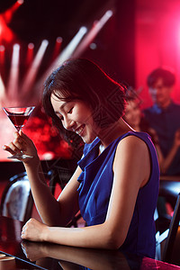 青年女人在酒吧喝酒夜生活高清图片素材