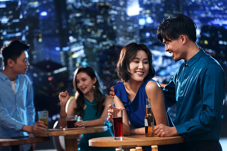 快乐的青年人在酒吧喝酒中国高清图片素材