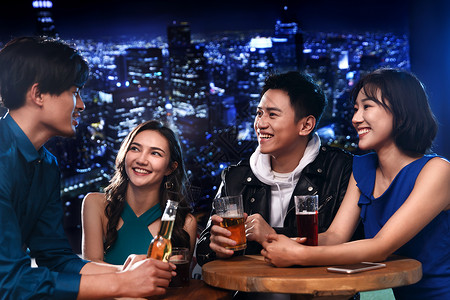 快乐的青年人在酒吧喝酒友谊高清图片素材