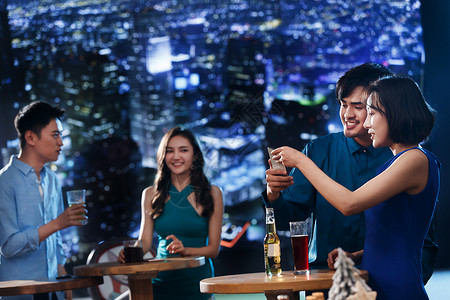 快乐的青年人在酒吧喝酒乐趣高清图片素材
