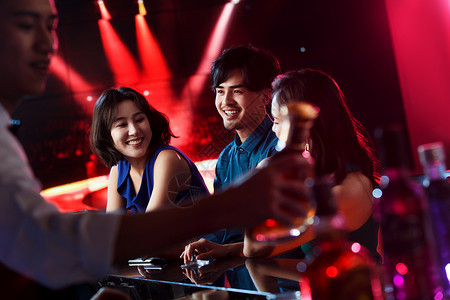 快乐的青年人在酒吧喝酒职业高清图片素材