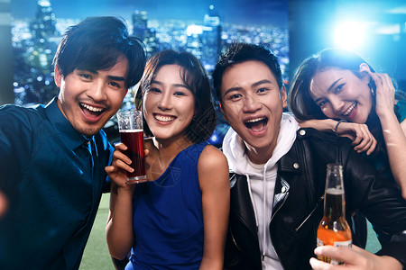 快乐的青年人在酒吧喝酒照亮高清图片素材